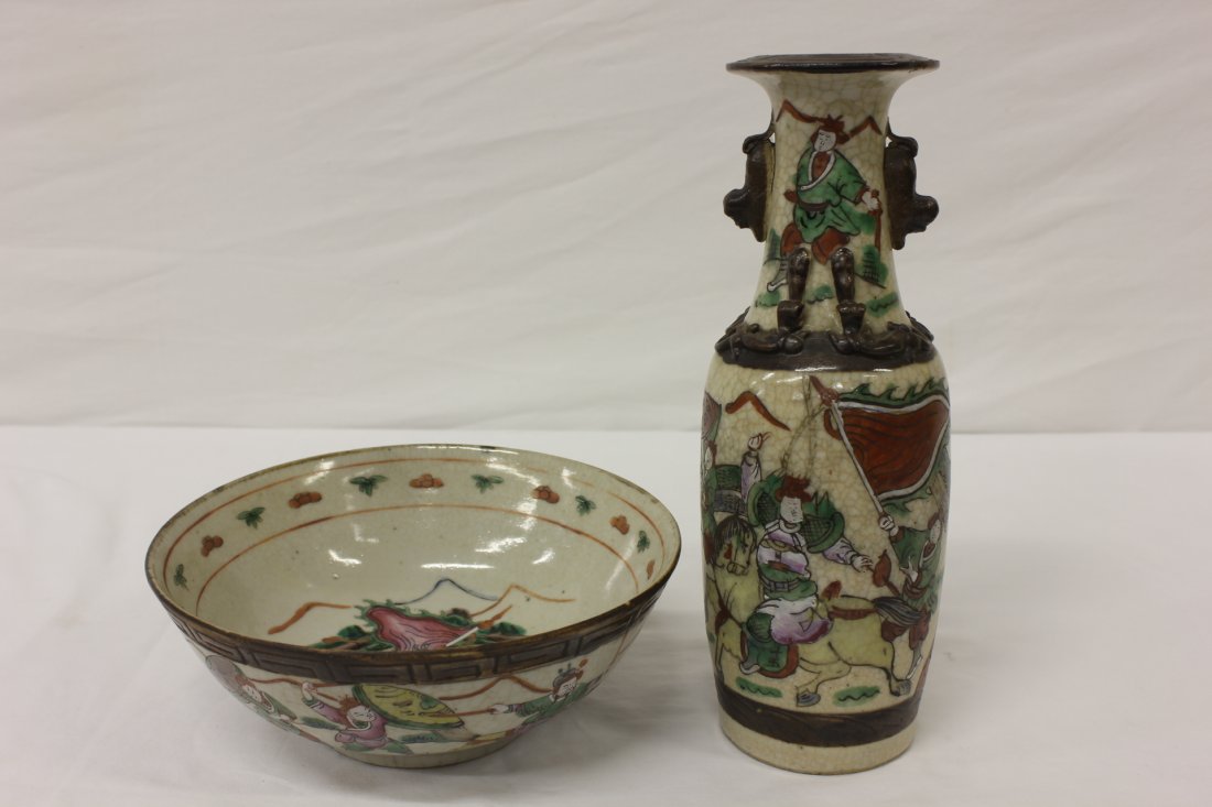 A Chinese crackle ware porcelain vase & a lg bowl: A Chinese crackle ware porcelain vase (11.6"Hx4"dia) and a large bowl painted with war scene (3.5"Hx9.05"dia)