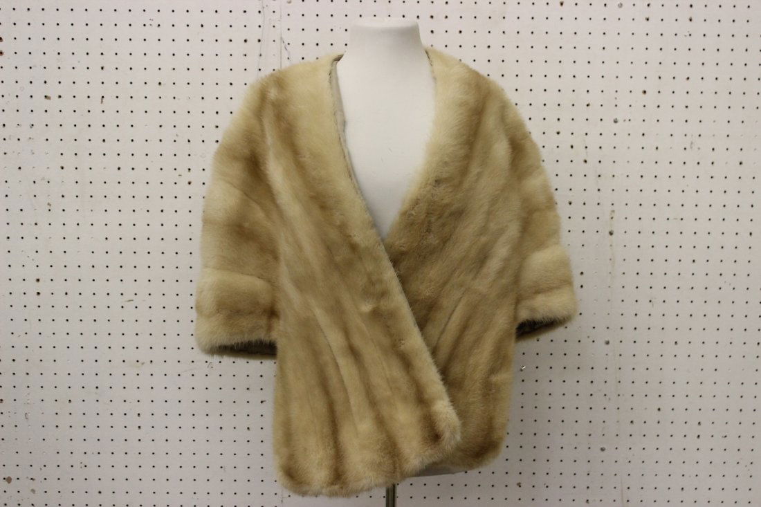 A rare white mink cape: A rare white mink cape, 28.7"Lx30.3"