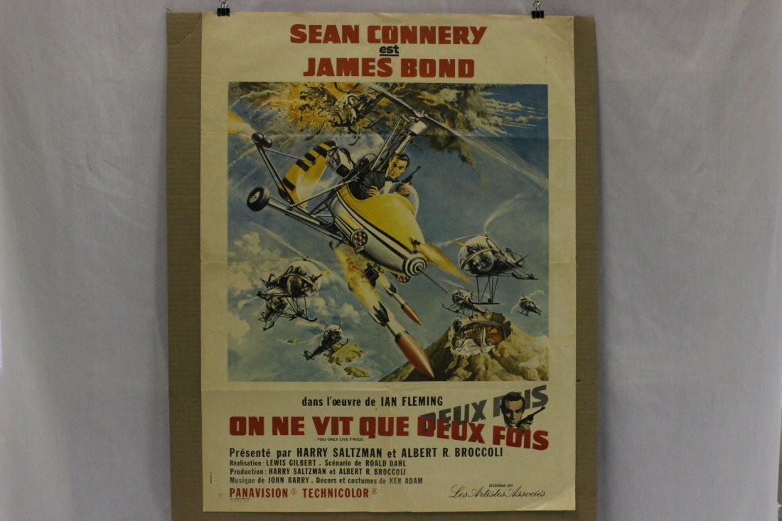 Vintage French version James Bond movie poster: Vintage French version James Bond movie poster (31.6"x23.7") "you only live twice"