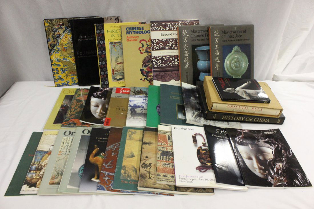 Lot of Chinese / Japanese antique reference books: Lot of Chinese and Japanese antique reference books