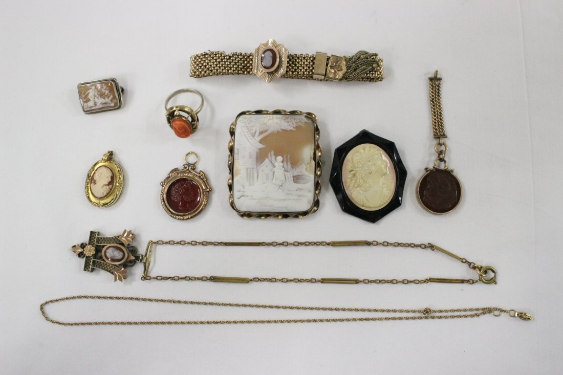 Lot of Victorian cameo and Intaglio jewelry: Lot of Victorian cameo and Intaglio jewelry