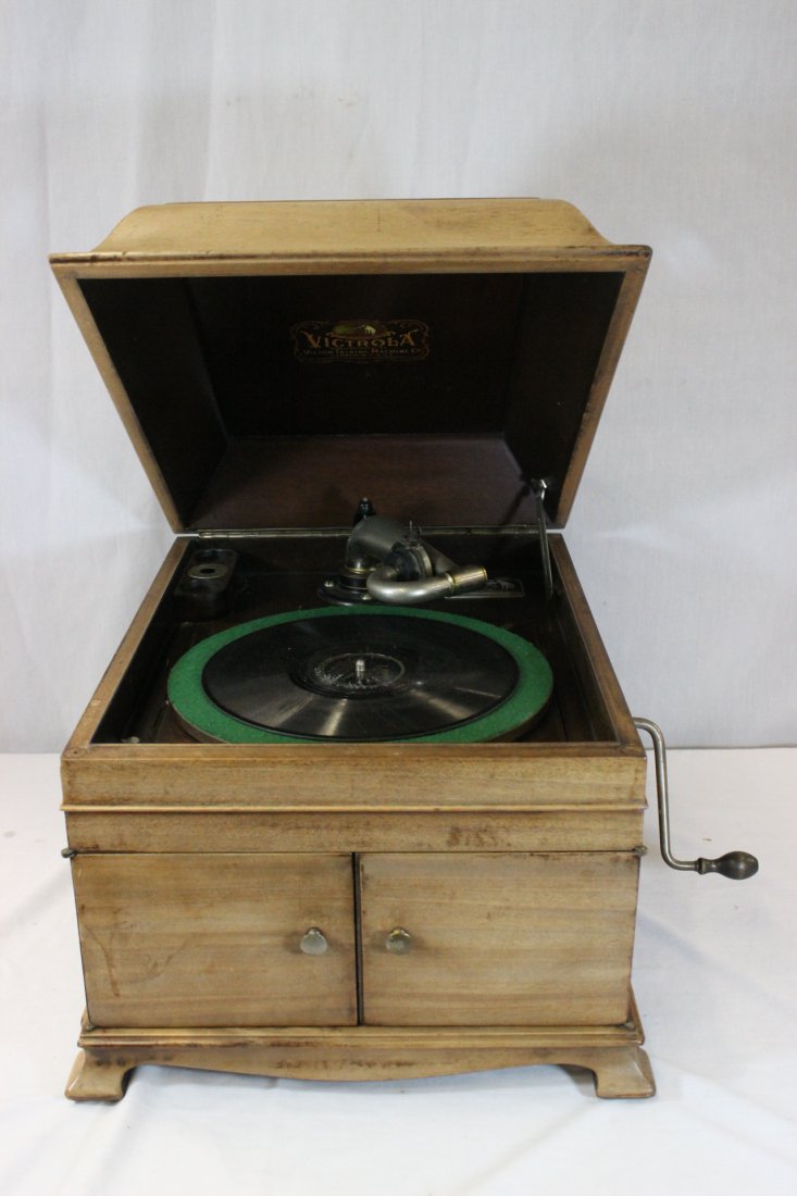 Victorian phonograph by Victor Talking Machine co.: Victorian phonograph by Victor Talking Machine co., in excellent working condition, 14.5"Hx16.75"x20.5"
