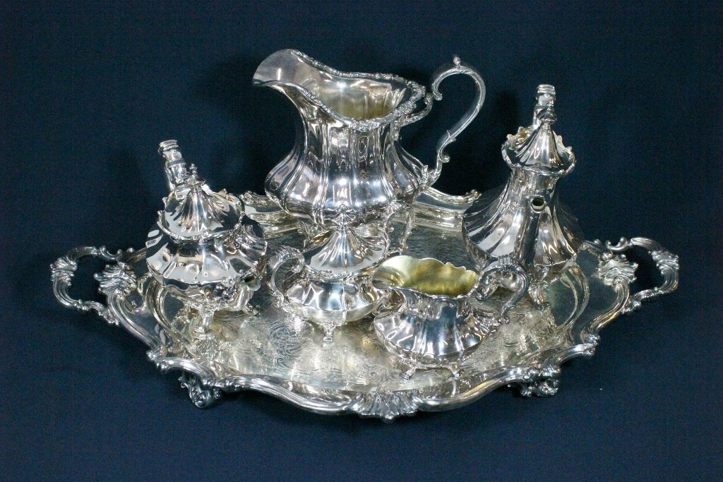 6pc s/p tea & coffee set w/ tray by Reed & Barton: Beautiful 6pc Chippendale style silverplate tea and coffee (9.35"H, 9.25"H, 7"H, 5.75"H, 5.25"H) set with tray (3.1"Hx28.3"x18.7") by Reed and Barton in Victorian pattern