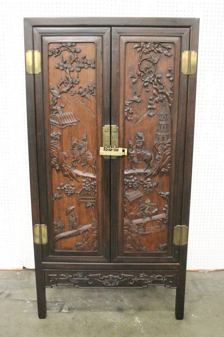 An important Chinese antique rosewood cabinet (1 of 10)