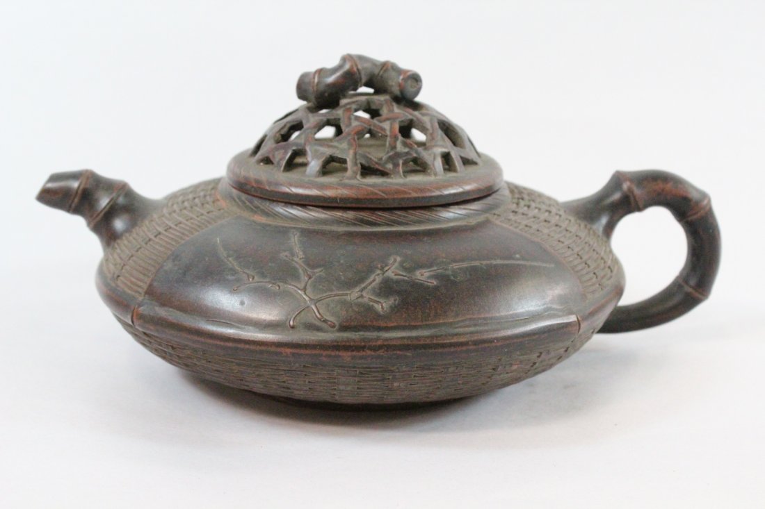 A large Chinese Yixing teapot (1 of 10)