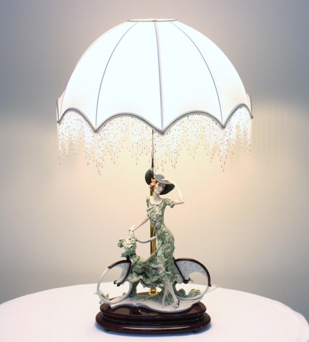 A beautiful figurine lamp by Giuseppe Armani