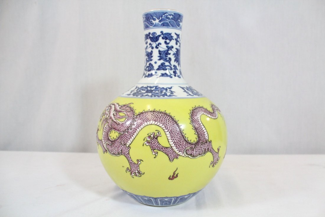 Chinese porcelain bottle vase (1 of 10)