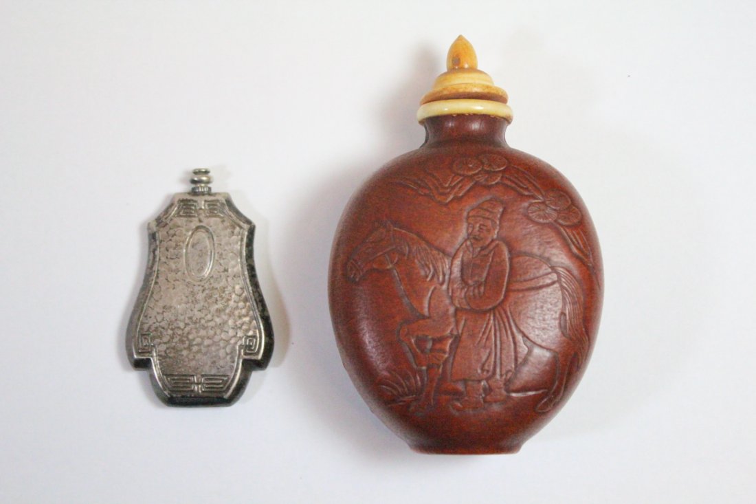 A gourd snuff bottle and a silverplate bottle (1 of 10)