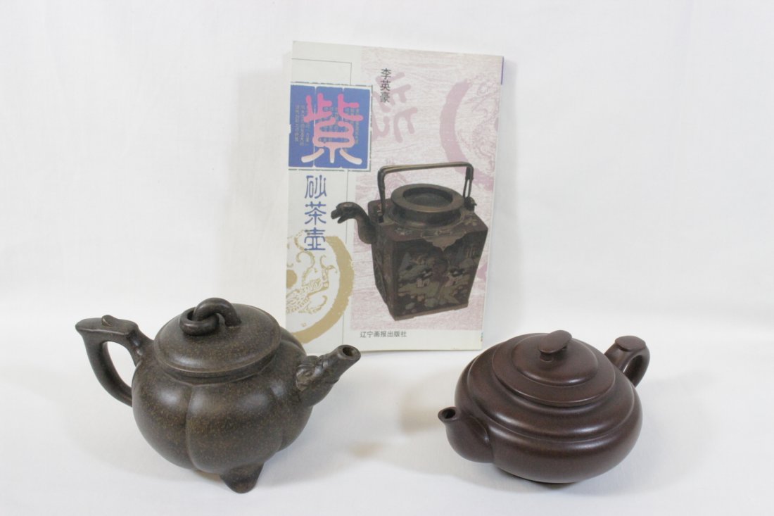 2 Chinese Yixing teapot with reference book (1 of 10)