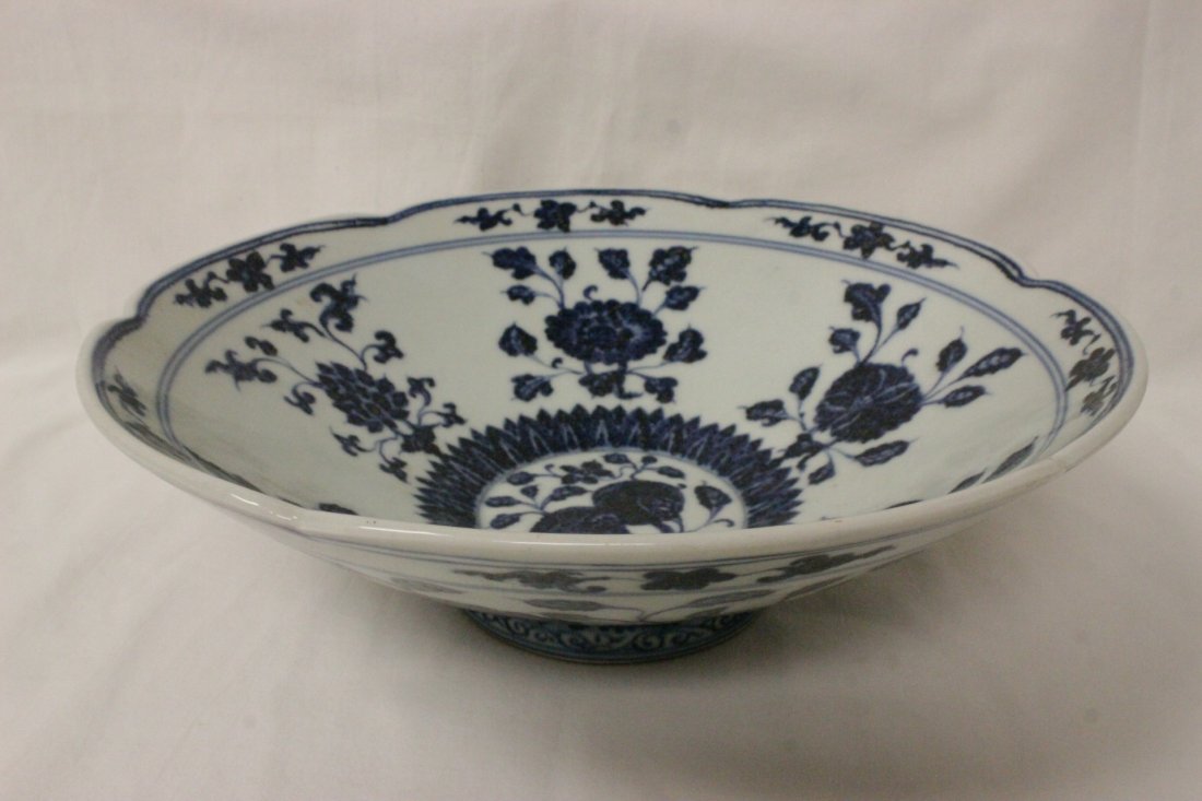 Chinese large blue and white porcelain bowl (1 of 10)