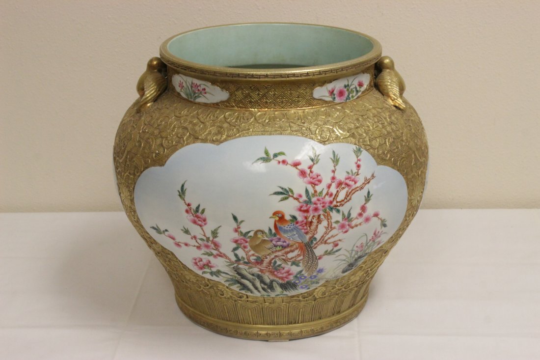 Chinese gold leaf famille rose porcelain jar (1 of 10)