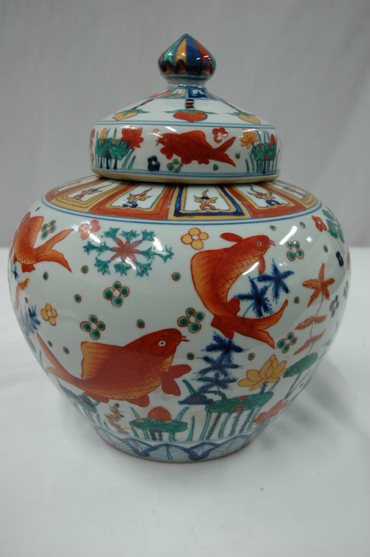 Chinese wucai porcelain covered jar (1 of 9)