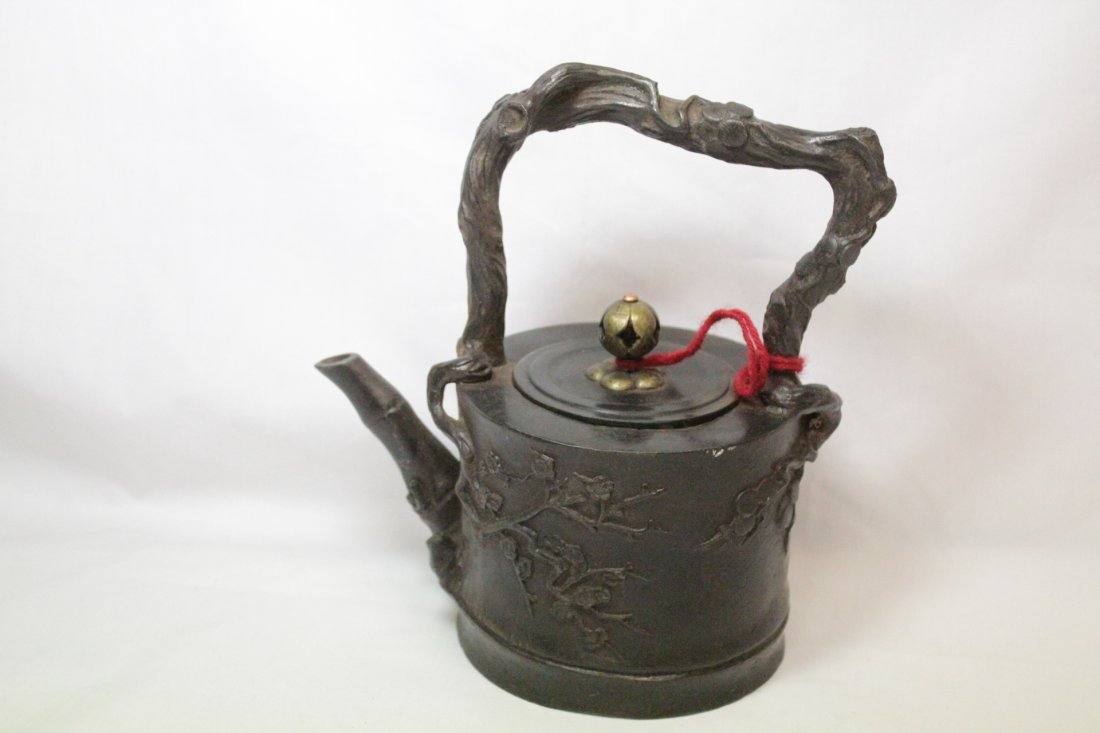 Chinese cast iron teapot: Chinese cast iron teapot, 8.2"Hx7.5"x4.65"