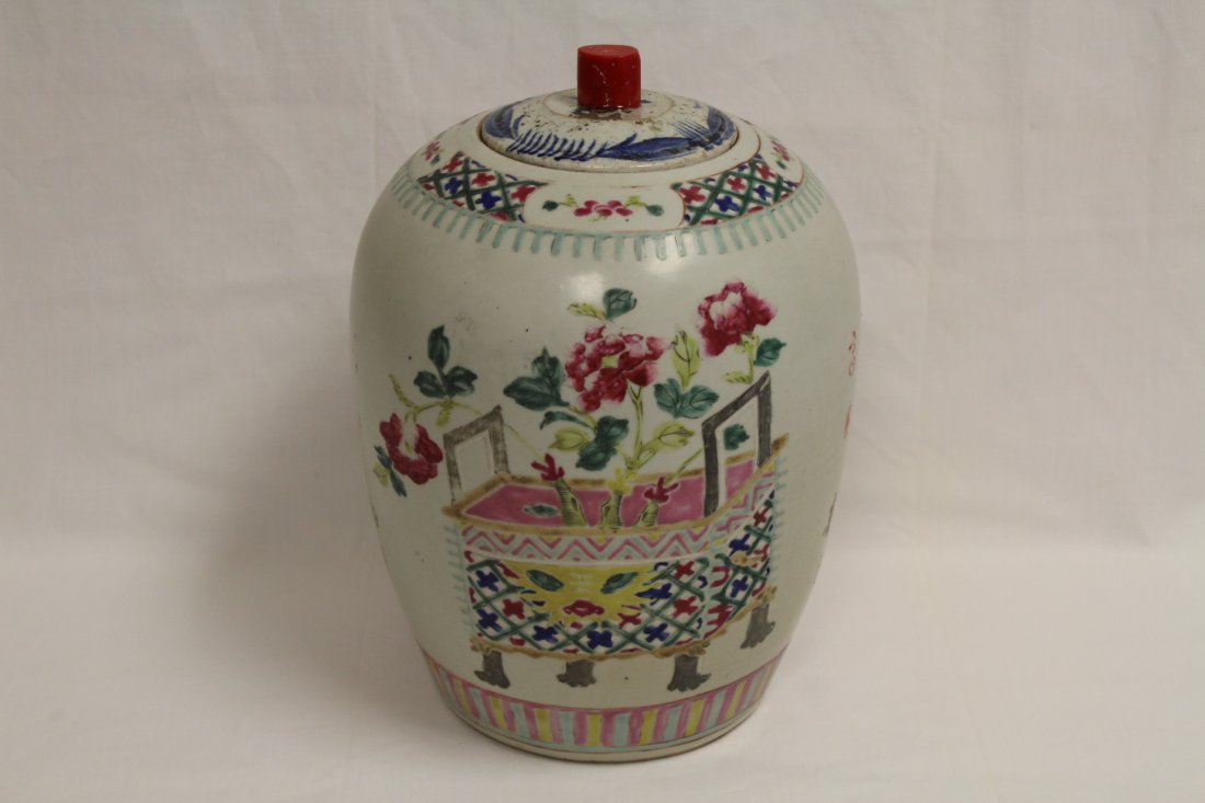 Chinese antique famille rose porcelain covered jar: Chinese antique famille rose porcelain covered jar, 11.75"Hx8.4"dia