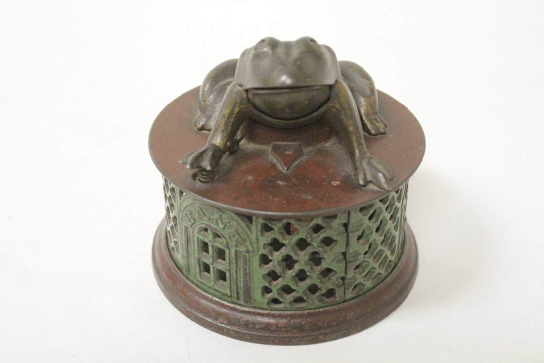 Vintage cast iron bank "frog bank" (1 of 10)