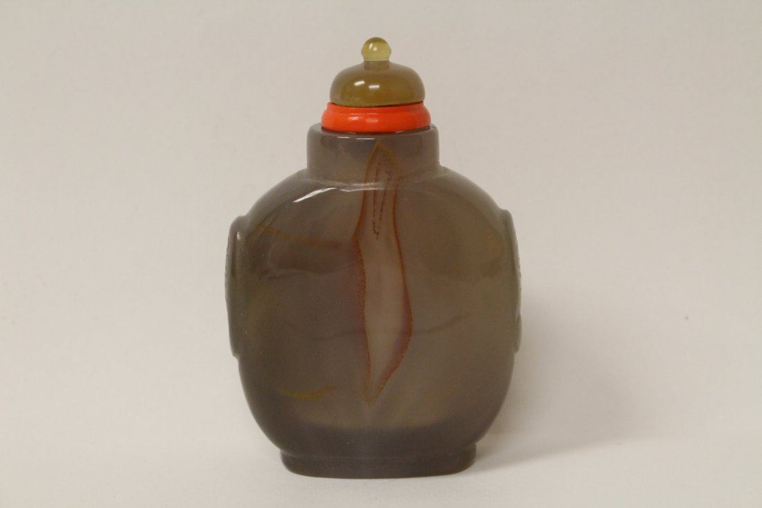 A well hollowed large agate snuff bottle (1 of 10)