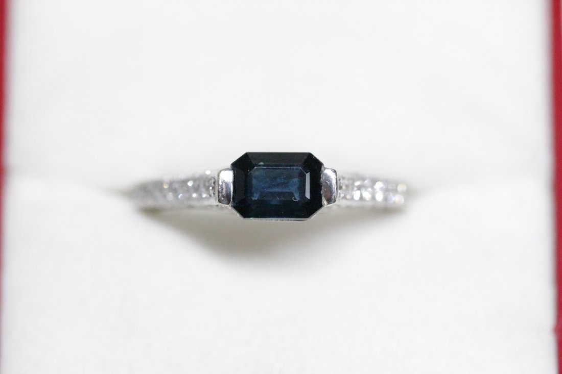 A beautiful 18K W/G sapphire diamond ring (1 of 10)