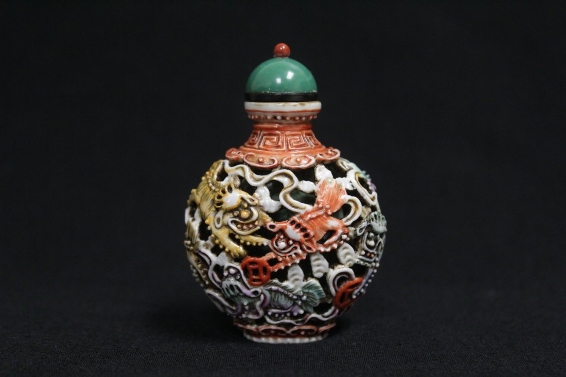 2 layer jacket porcelain snuff bottle, Jiaqing mark (1 of 10)