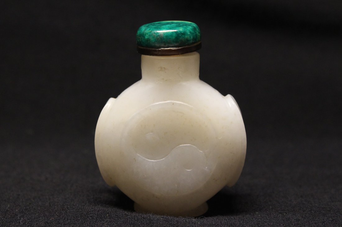 Chinese vintage well hollowed jade snuff bottle (1 of 9)