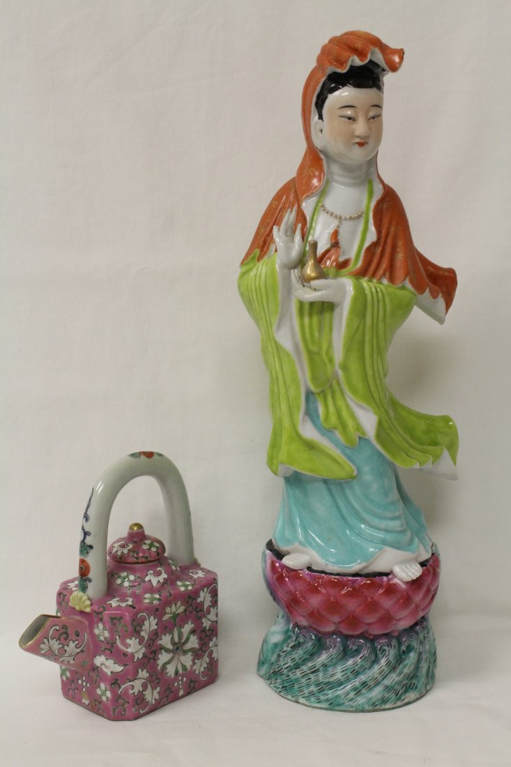 Chinese famille rose teapot & wucai Guanyin (1 of 10)