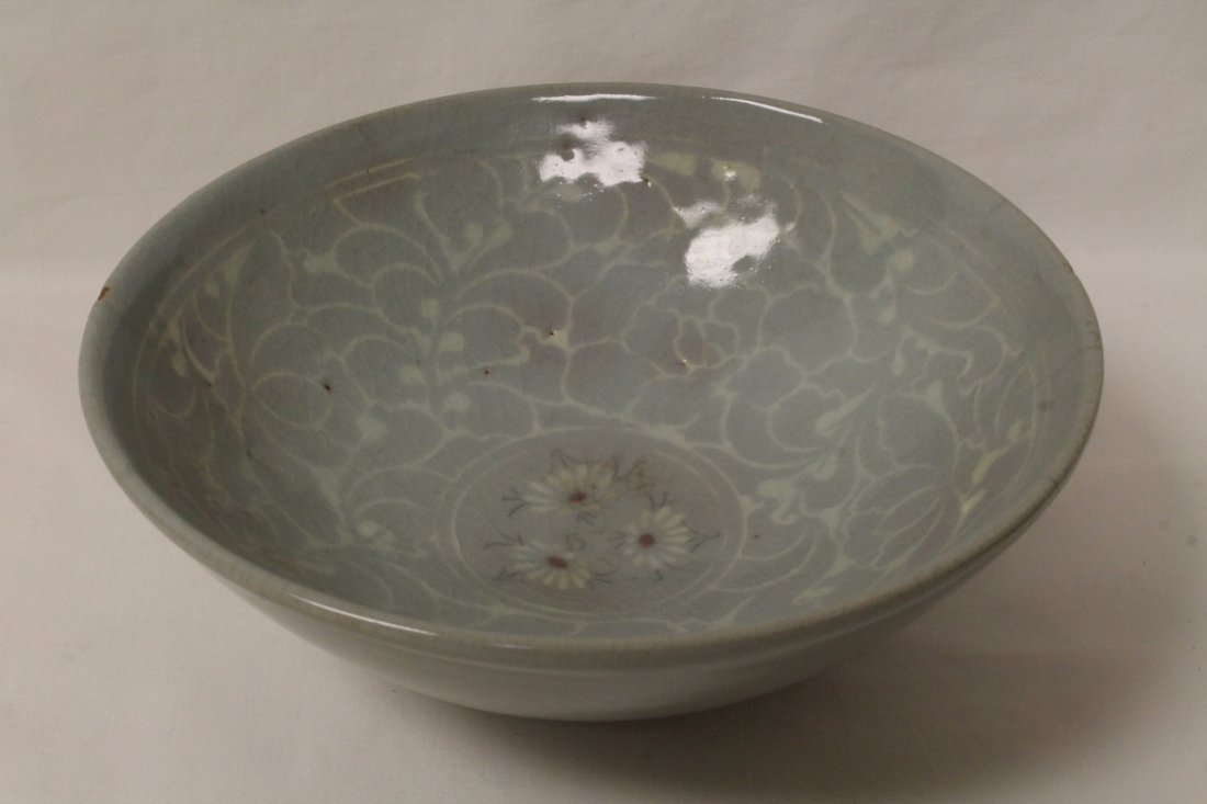Korean antique celadon porcelain bowl: Korean antique celadon (biseck) porcelain bowl, inlaid with chrysanthemum flowers and leaves, and enhanced by 3 copper red dot, possible Korea dynasty, 15th century or earlier, 2.55"Hx7.2"dia
