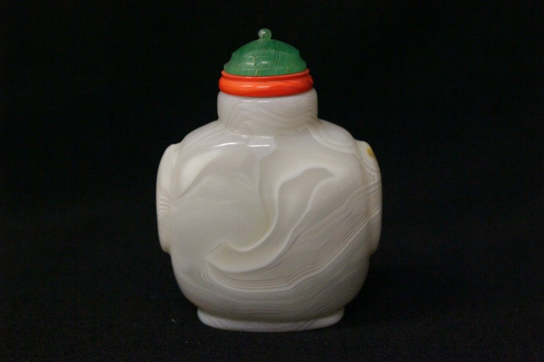 Chinese well hollowed agate snuff bottle (1 of 10)