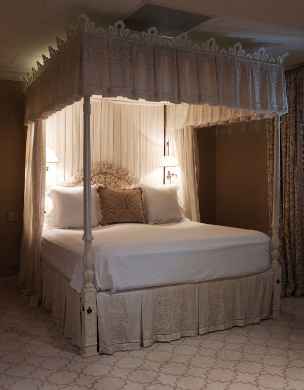 A fine quality George II style painted and carved w: A fine quality George II style painted and carved wood four poster bed 265cm high, 198cm wide, 236cm deep