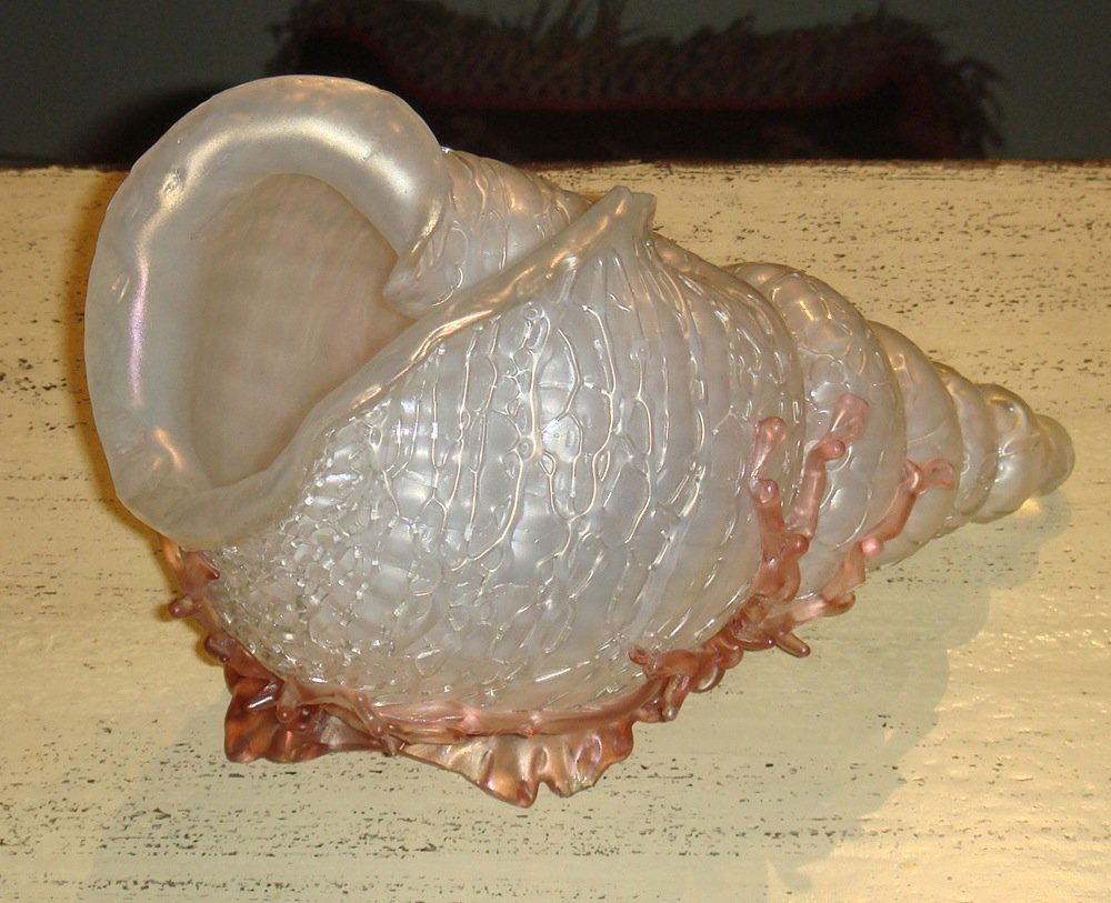 A 19th century white with pink Loetz shell vase 15: A 19th century white with pink Loetz shell vase 15 x 23 x 14cm