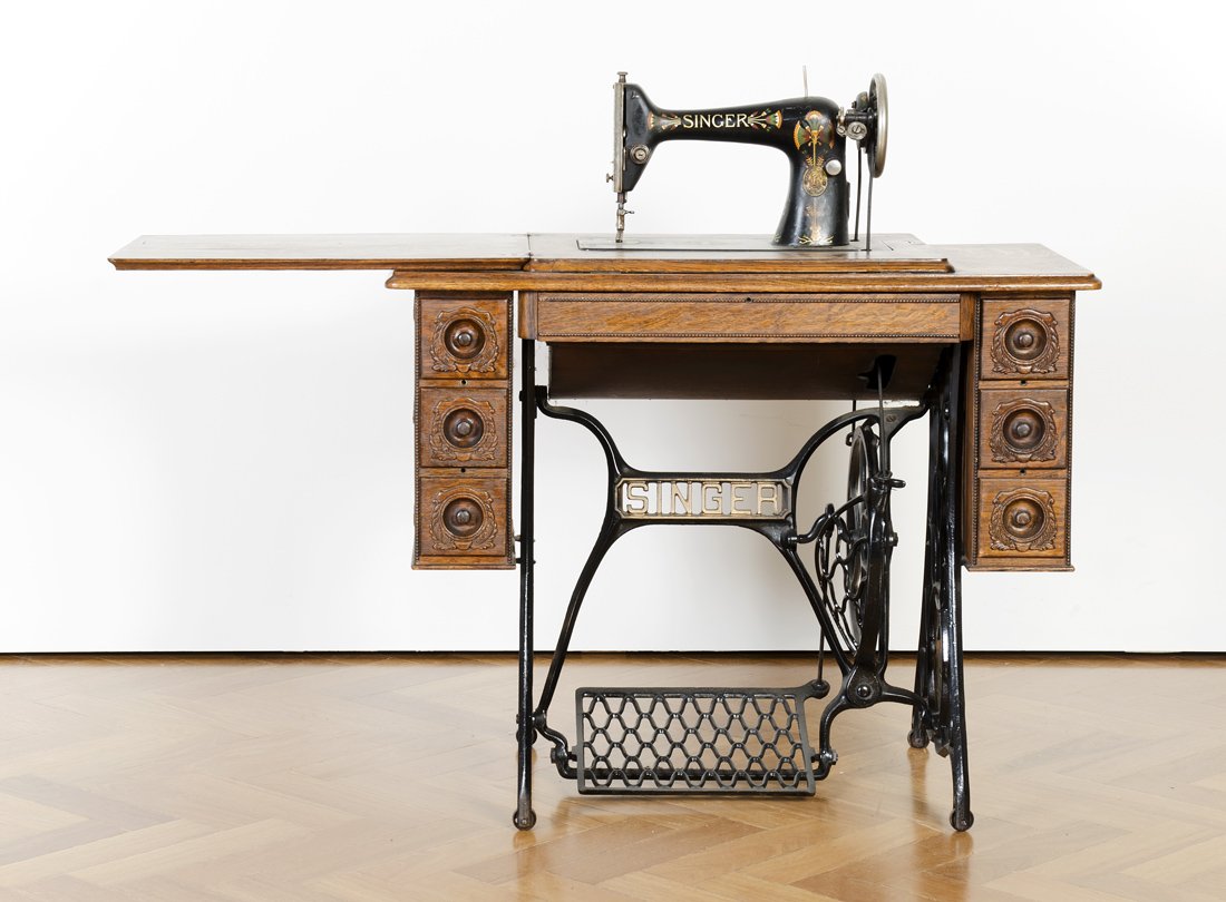 Antique Singer treadle sewing machine, circa 1901.