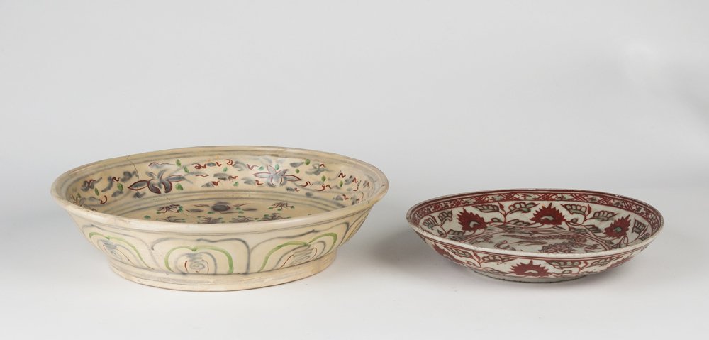 A Swatow circular basin 34cm diameter and a Swatow: A Swatow circular basin 34cm diameter and a Swatow iron-red and green decorated dragon dish 26cm diameter