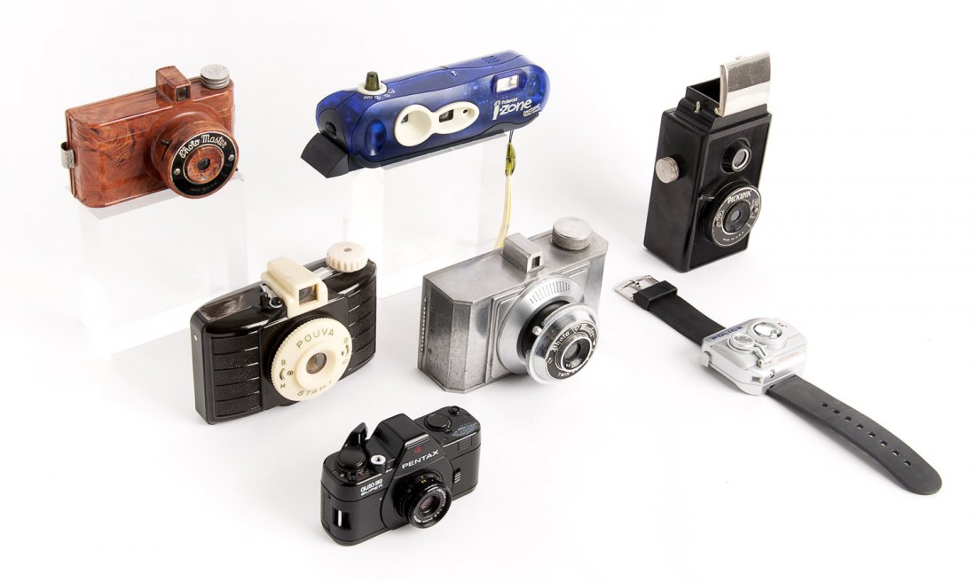 P: A diverse group including a PENTAX Auto 100 Super, a: P: A diverse group including a PENTAX Auto 100 Super, a PHOTO-MASTER in orange-marbled finish and another aluminium PHOTO MASTER Super 16 TWIN 620, a PICKWIK reflex-style bakelite camera by Monarch, a