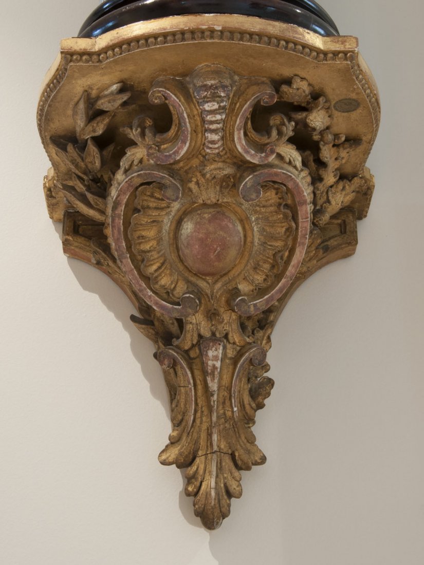 A pair of gilt wood carved wall brackets $400–600: A pair of gilt wood carved wall brackets $400–600