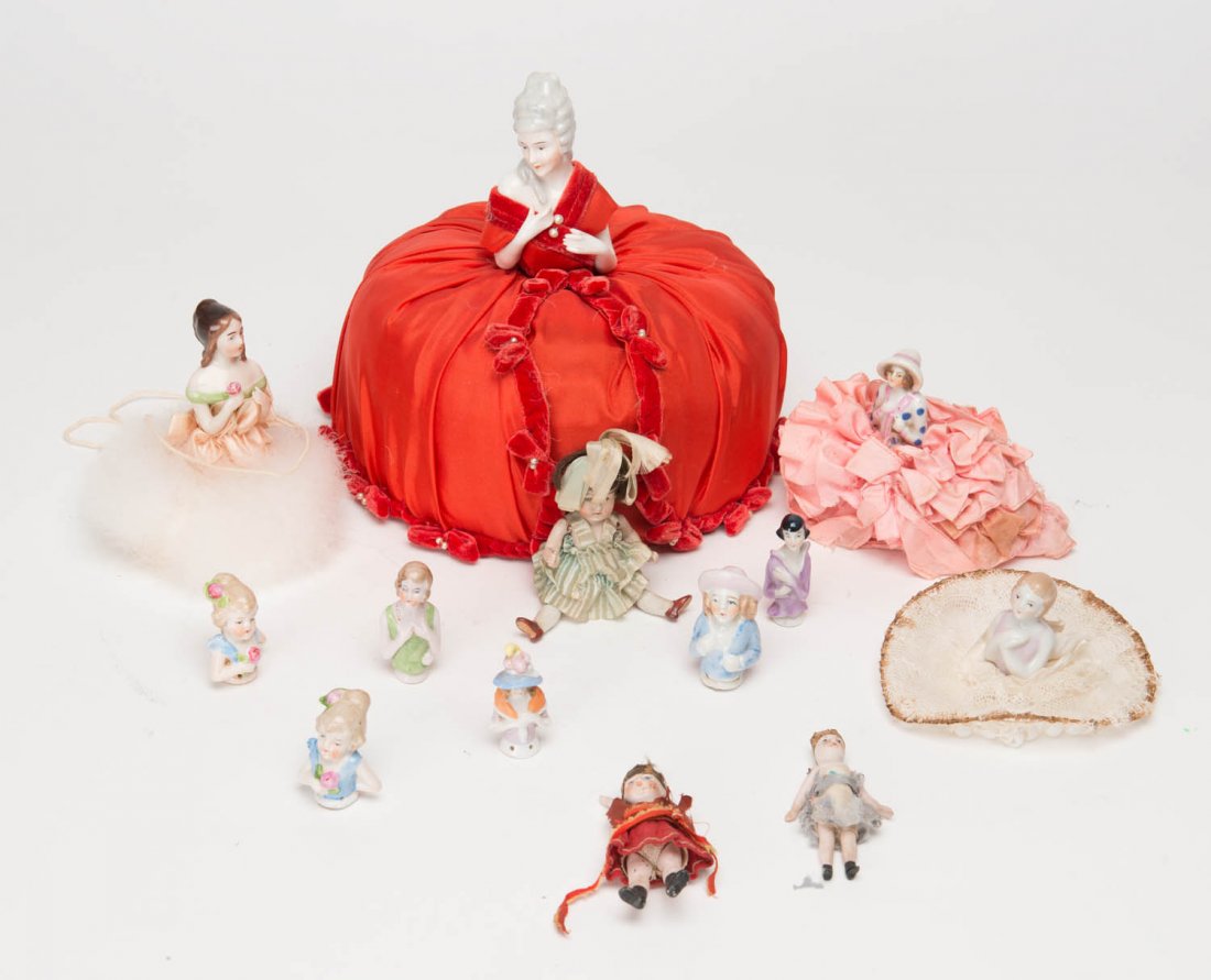 PIANO DOLLS: Group of 13 assorted porcelain cosey: PIANO DOLLS: Group of 13 assorted porcelain cosey dolls, mostly German, 20th century. Largest 12cm