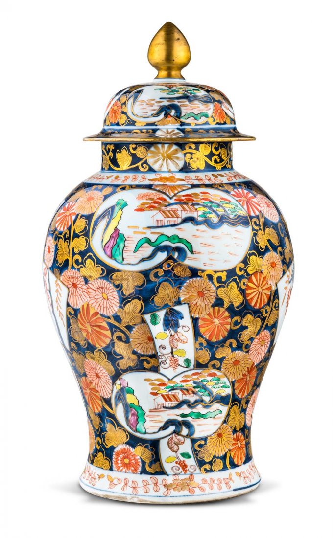 A large and fine Imari and gilt porcelain covered jar (1 of 1)