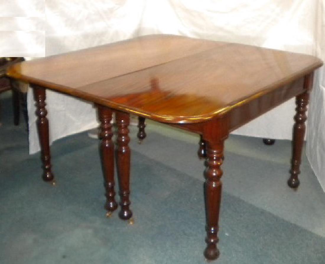 English extending dining table: English mahogany extending dining table with two D shaped ends and one original leave. William IV age, beginning of 19th Century. L: cm 129, H: cm 75, D: cm 123 (L: 50,8 inch, H: 29,5 inch, D: 48,4 in