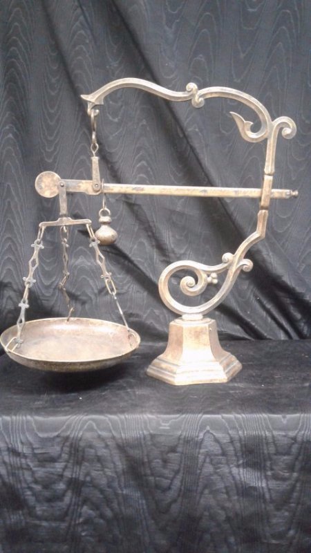 Scales: Italian bronze table scale L: 48.3 cm, H: 43.2 cm (L: 19 inch, H: 17 inch)