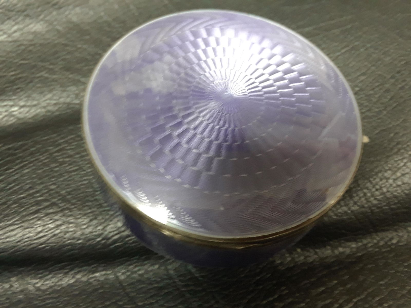 silver enamel box: Silver enamel pink pills box. English 1920 (H2cmx D 8cm) ( H0.78 inch x D3.1inch)