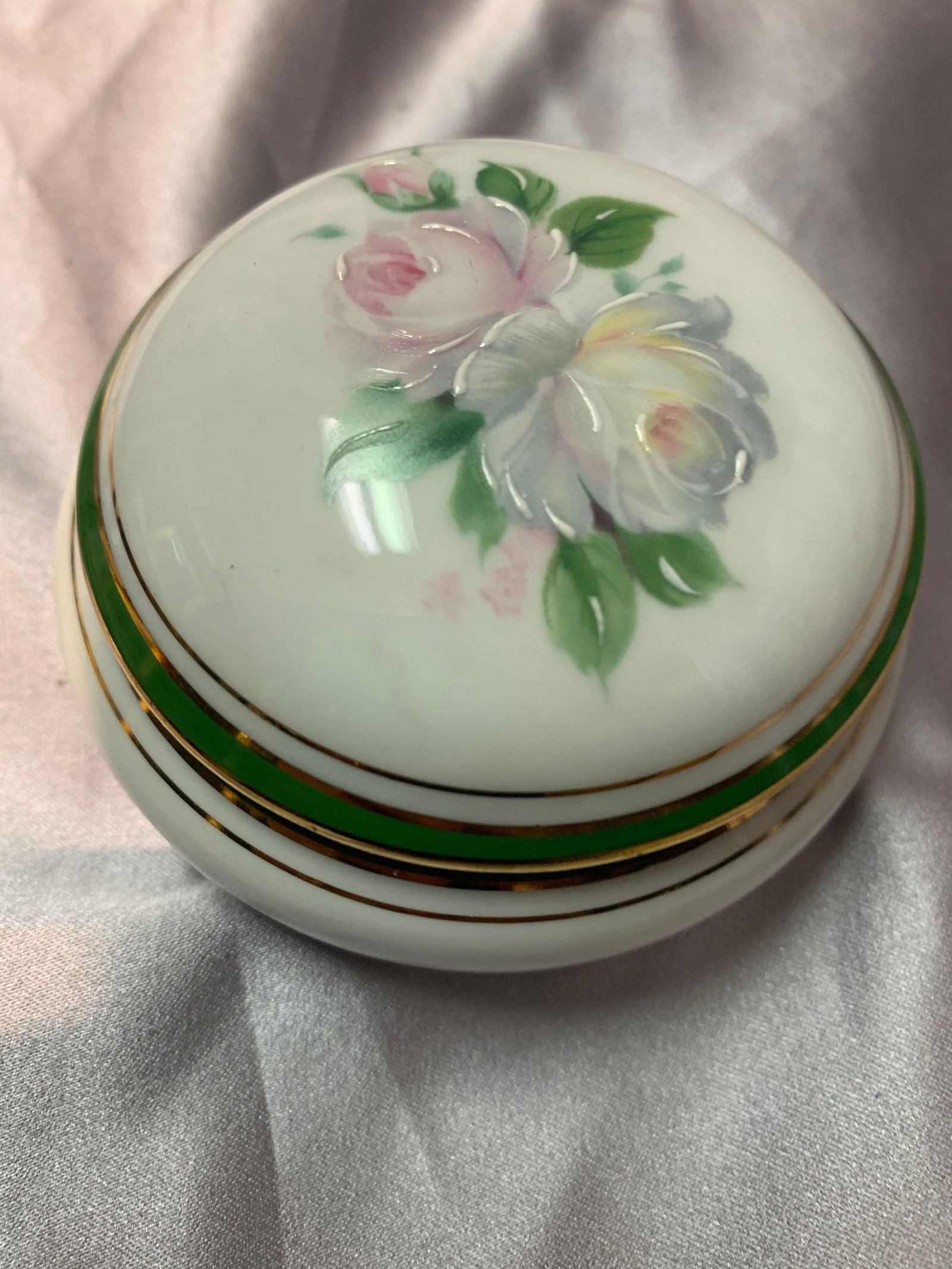 Limoges Le Roy porcelain small box: Vintage Limoges Le Roy Porcelain Hand Painted Trinket Pill Box French ( H1.8 Inch X D:3 Inch)