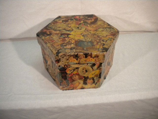 English decoupage box: English small decoupage box, beginning of 20th Century. L: cm 32, D: cm 28, H: cm 18 (L: 12,6 inch, D: 11 inch, H: 7 inch). Special and unique opportunity of free shipping from Rome to Miami in Florid