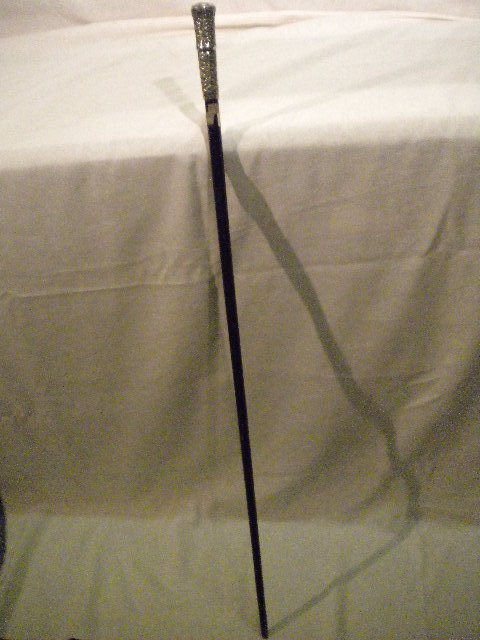 Walking stick: Walking stick, ebony cane, engraved silver pommel. English, second half of 19th Century. H: cm 92 (36,2 inch). Special and unique opportunity of free shipping from Rome to Miami in Florida, paying jus