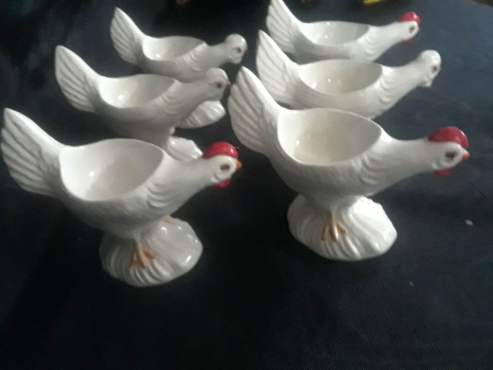 Six egg holder: Six egg holder in porcelain depicting hens (H6cm x L5cm x P11.5cm) ( H2.3inch x L1.9 inch x P4.53 inch)