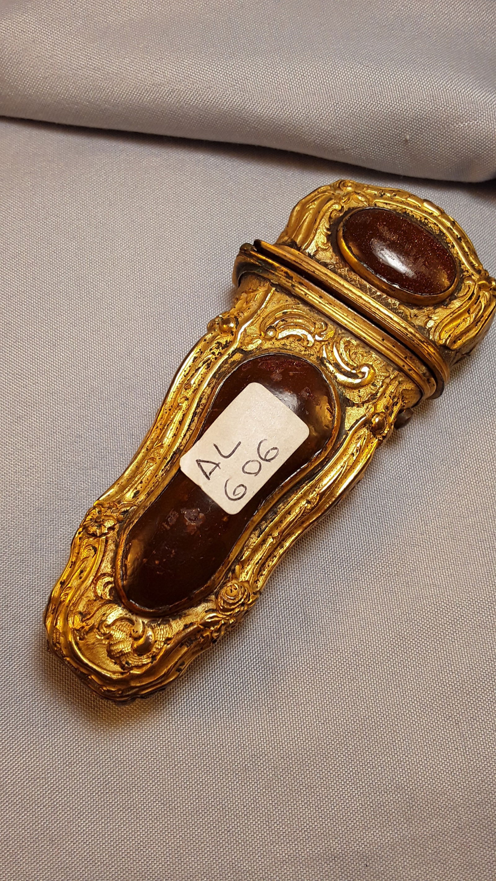 Etui  carrying sewing tools. (1 of 4)