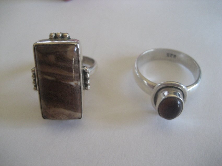 2 Beautiful Sterling Rings for 1 Moneyh: A moss agate, size 6.5, and a carnelian, size 8. Weight is 11 grams. 2 very beautiful rings.