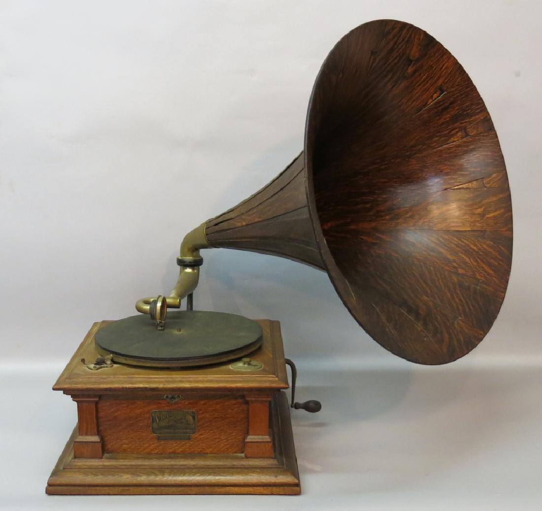 VICTOR OAK CASED 'TALKING MACHINE' (1 of 5)