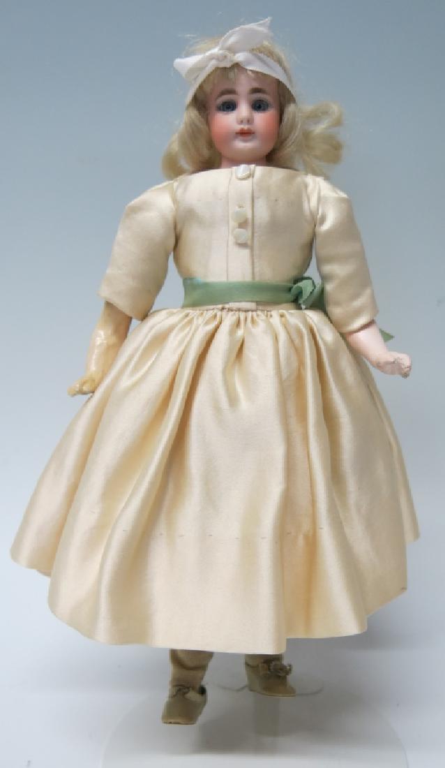 UNMARKED BISQUE SHOULDER HEAD 12" DOLL (1 of 5)