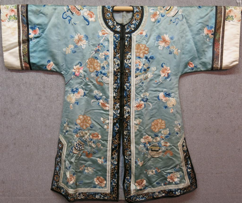 CHINESE SILK ROBE WITH FLORAL EMBROIDERY (1 of 7)