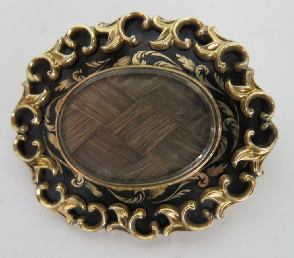 VICTORIAN ENAMELLED GOLD MOURNING BROOCH (1 of 2)