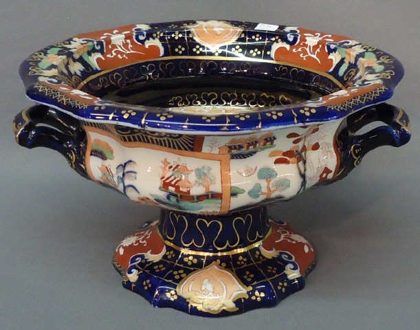 MASON'S IRONSTONE PEDESTAL BASE URN 'JAPAN' PATTERN: MASON'S IRONSTONE PEDESTAL BASE URN 'JAPAN' PATTERN WITH COBALT (SMALL CHIPS ON BASE)