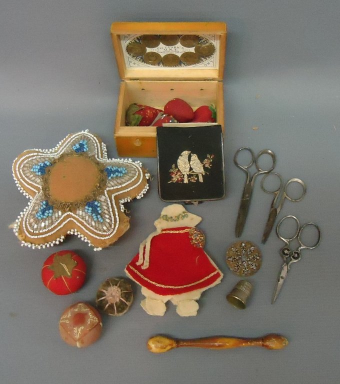 NICE LITTLE GROUP OF VINTAGE SEWING ITEMS: INCL. MAUCHLINE THREAD BOX, STRAWBERRY & BEADED PIN CUSHIONS, SCISSORS, NEEDLE CASES, ETC.
