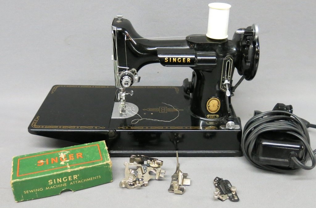 SINGER FEATHERWEIGHT 221 SEWING MACHINE (1 of 2)